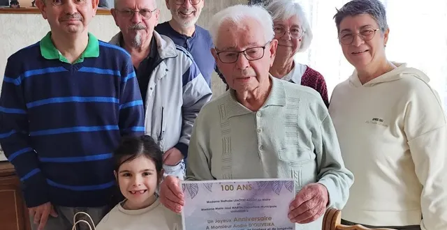 photo  entouré de ses enfants et de la famille, andré d’oliveira a fêté vendredi, ses cent ans.  &copy;  ouest-france 