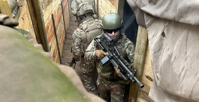 photo  dans une centaine de mètres de tranchée creusés sur le terrain militaire du camp d’auvours (sarthe), les marsouins recréent des assauts.  &copy;  ouest-france 