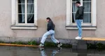 photo  Centre-ville d’Angers, samedi 21 février 2026 : les piétons se fraient un chemin dans les rues inondées. 