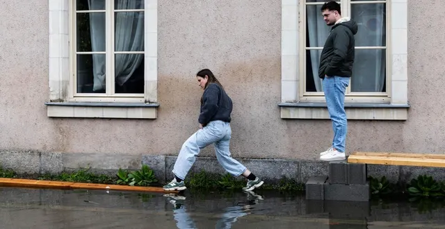 photo  centre-ville d’angers, samedi 21 février 2026 : les piétons se fraient un chemin dans les rues inondées.  &copy;  co - régine lemarchand 