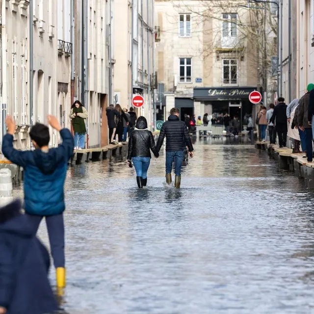 Pour les plus jeunes, insouciants, la crue est un prétexte pour jouer dans les rues inondées. CO - Régine Lemarchand photo pour les plus jeunes, insouciants, la crue est un prétexte pour jouer dans les rues inondées. © co - régine lemarchand
