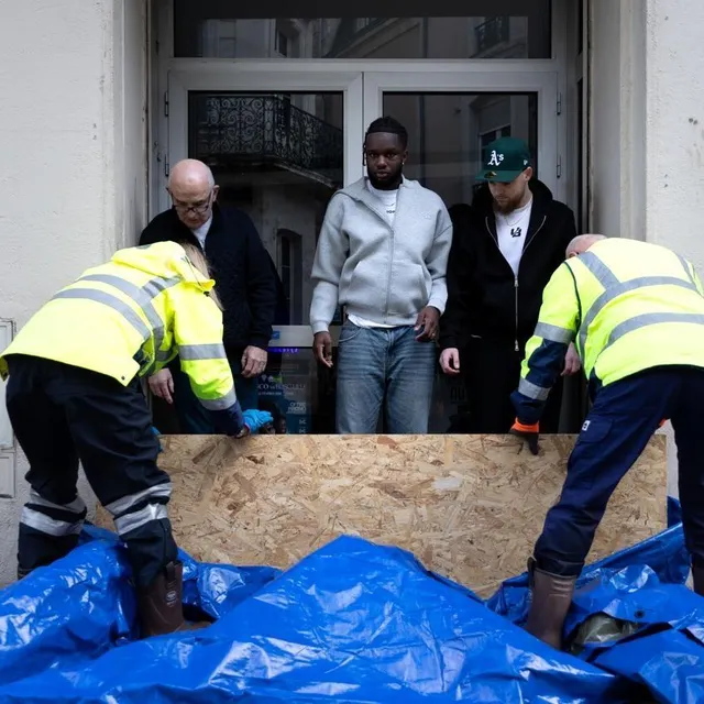 On se calfeutre comme on peut. CO - Régine Lemarchand photo on se calfeutre comme on peut. © co - régine lemarchand