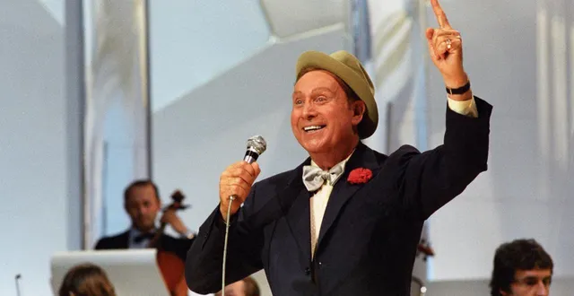 photo  patrick cohen, en compagnie de richard poirot de l’ina, reçoit alex beaupain, auteur, compositeur, interprète, et didier varrod, directeur musical des antennes de radio france, ce dimanche.  &copy;  ina 