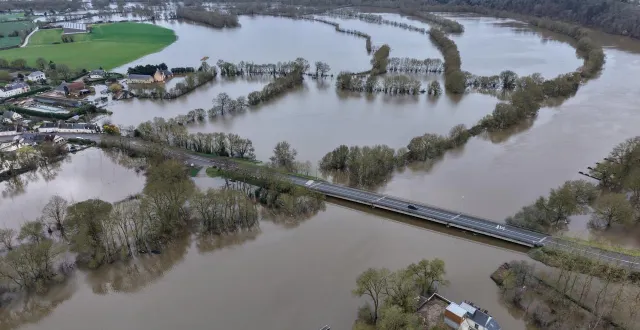 photo  le pont routier qui traverse la mayenne à montreuil-juigné.  &copy;  thierry huguenin 