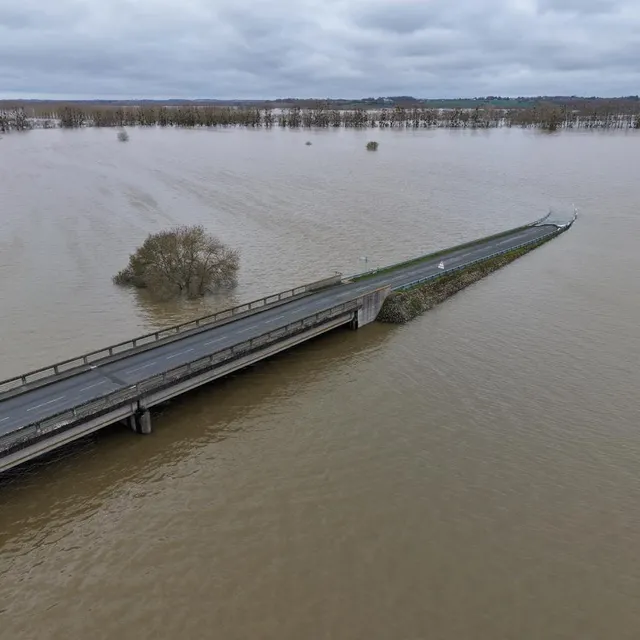 photo la route d109 de briollay à soulaire-et-bourg coupée par la montée des eaux.  ©  thierry huguenin