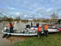 photo  rochefort-sur-loire, le 21 février 2026. une douzaine de navigateurs amateurs, dont julien vincendeau (à gauche), jouent les taxis entre le hameau des lombardières et la terre ferme. 