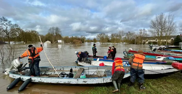 photo  rochefort-sur-loire, le 21 février 2026. une douzaine de navigateurs amateurs, dont julien vincendeau (à gauche), jouent les taxis entre le hameau des lombardières et la terre ferme.  &copy;  co 