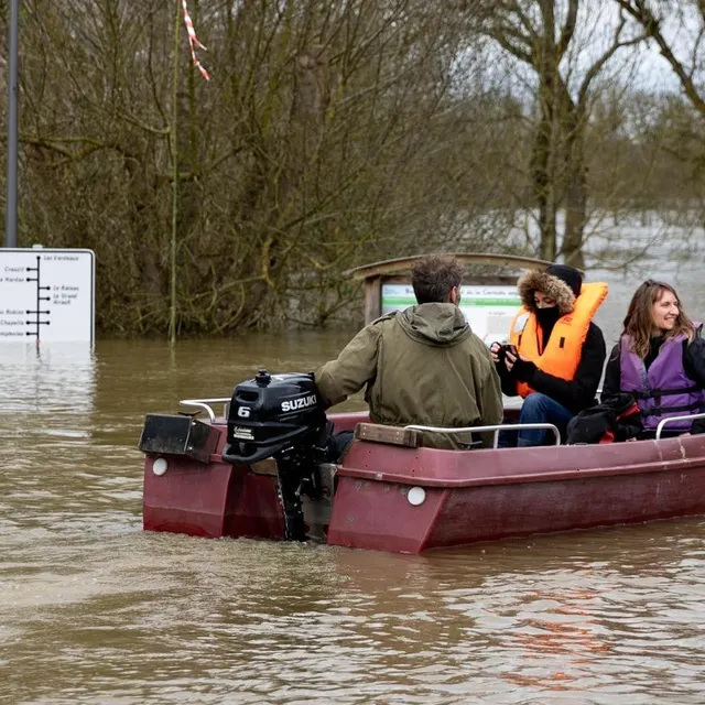 Rochefort- sur-Loire, dimanche 22 février. Le capitaine Laurent apporte également son aide pour faire la navette avec le village et les maisons qui sont coupées de la terre ferme. CO - Régine Lemarchand photo rochefort- sur-loire, dimanche 22 février. le capitaine laurent apporte également son aide pour faire la navette avec le village et les maisons qui sont coupées de la terre ferme. © co - régine lemarchand