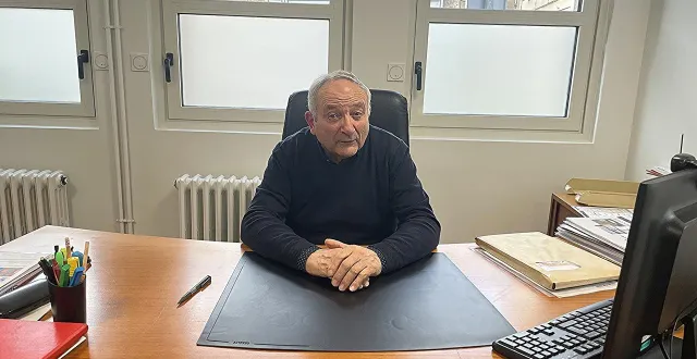 photo  michel pattée est ravi de profiter, pendant quelques semaines, d’un bureau de maire entièrement rénové, dans une mairie refaite du sol au plafond.  &copy;  co 