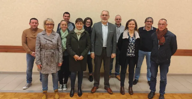photo  de gauche à droite. julien demeulenaere, nadine thomas, sylvie laurent, julien croisé, corinne vallet, stéphanie laîne, bruno libert, jean-sébastien gomant, svetlana douet, marcel allaume, dominique derouault  &copy;  ouest-france 