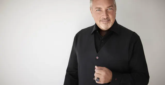 photo  messmer, le maître de l’hypnose, stimule l’imaginaire du public dans « 13hz », sa dernière création.  &copy;  geneviève charbonneau 