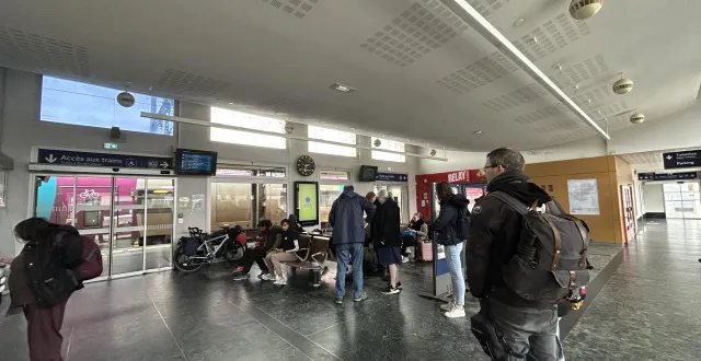 photo  les usagers de la sncf se sont gentiment massés dans le hall de la gare en attendant une solution.  &copy;  co 