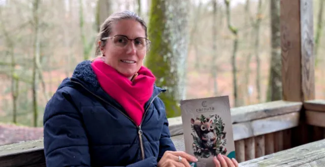 photo  sandy servant, responsable développement culturel pour carnuta, présente le nouveau guide 2026.  &copy;  ouest-france 