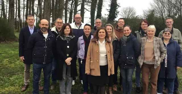photo  marie-noëlle richard, maire sortante (au centre), a présenté sa liste pour les municipales  &copy;  ouest-france 