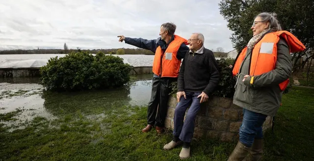 photo  chalonnes-sur-loire, hameau de cordé, dimanche 22 février 2026. jean-françois et maryse cogné entourent jean cogné, 94 ans. le doyen de l’île vit dans ce secteur inondable depuis sa naissance.  &copy;  co - régine lemarchand 