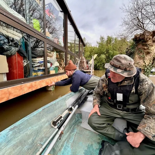 Jean-Paul Bienvenu et le neveu Sébastien Bonamy inspectent aussi les maisons du voisinage. CO photo jean-paul bienvenu et le neveu sébastien bonamy inspectent aussi les maisons du voisinage. © co