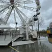 photo  les pieds dans l’eau, la grande roue de la foire des cendres de la flèche (sarthe) continue de fonctionner et d’attirer les curieux voulant photographier la crue du loir vue d’en haut. 