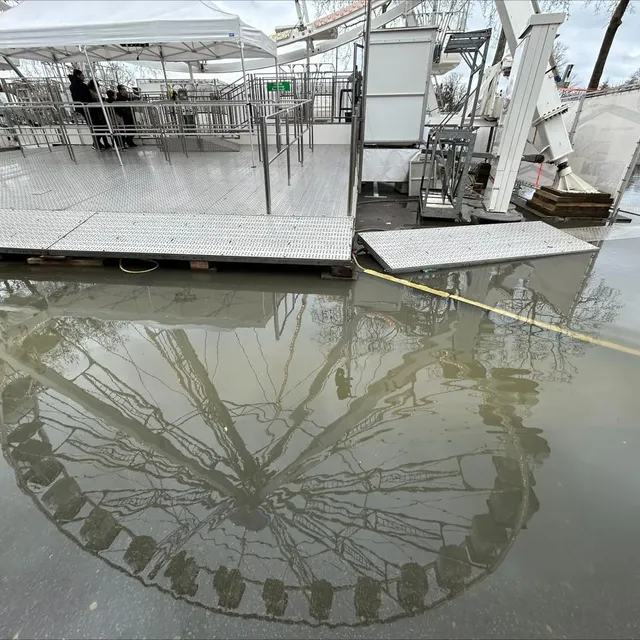 photo à cause de la crue du loir, il faut faire un petit détour pour accéder à la grande roue depuis le centre de la fête foraine.  ©  ouest-france