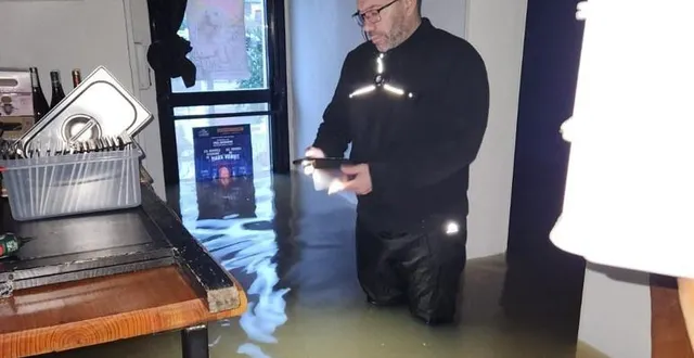 photo  arnaud menager, 45 ans, est dans son restaurant inondé, à angers (maine-et-loire).  &copy;  le tam’s 
