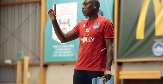 photo  alain fossi a dû composer avec un effectif amoindri, ce dimanche à lescar.
                     &copy;  co - benoit felace 