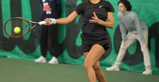 photo  emeline dartron (n°22) a créé la surprise en dominant margaux rouvroy (n°18) en deux sets.  &copy;  jacques chaudet 