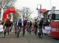 photo  johan chardon (au centre) a remporté la dernière manche des plages vendéennes. 