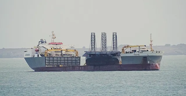photo  le trustee ici près de belle-île-en-mer, pris en photo de la plage de ramonette, près du port de le palais. la terre qu’on aperçoit derrière est l’île d’houat.  &copy;  ouest-france 