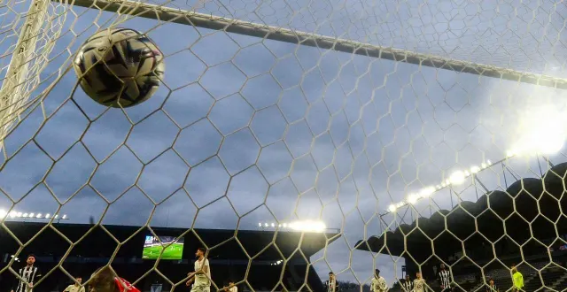 photo  hervé koffi a dû s’incliner sur le penalty transformé par olivier giroud.  &copy;  afp 