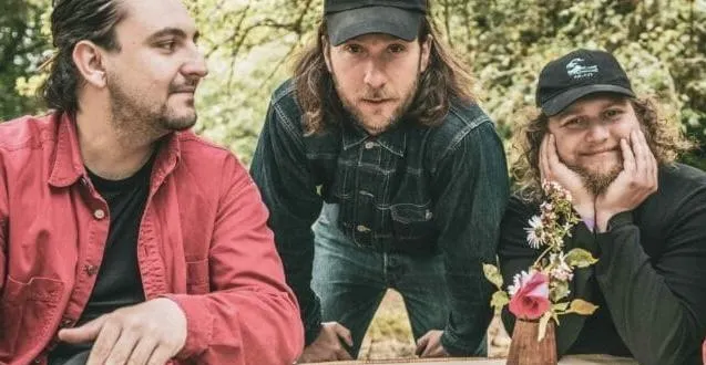 photo  martin mabire (gauche), adrien leprêtre et niel peschanski vont entamer, fin mars 2026, une tournée à bicyclette sur les chemins de l’orne et du calvados.  &copy;  pierre-yves queignec 