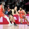 photo  trevor hudgins (balle en main), tashawn thomas (à gauche) et le msb se sont inclinés contre monaco et terry tarpey, ce dimanche 22 février 2026 à l’arena futuroscope de chasseneuil-du-poitou. 
