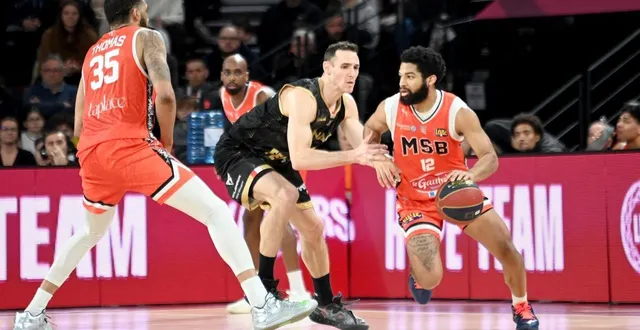 photo  trevor hudgins (balle en main), tashawn thomas (à gauche) et le msb se sont inclinés contre monaco et terry tarpey, ce dimanche 22 février 2026 à l’arena futuroscope de chasseneuil-du-poitou.  &copy;  photopqr/le progres/maxppp - clara serrano 