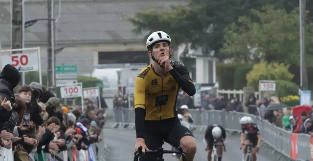 photo  gabriel garçon, le doigt sur la bouche à l’arrivée. un clin d’œil aux équipes qui n’ont pas voulu de lui.  &copy;  ouest-france 