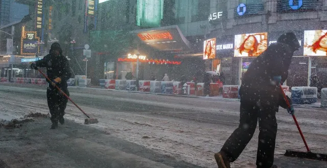 photo  des ouvriers déneigent la route à times square pendant la tempête de neige qui s’abat sur new york, dans l’état de new york, aux états-unis, le 22 février 2026. le service météorologique national a émis une alerte de tempête de neige pour la ville de new york, prévoyant jusqu’à 60 cm de neige. une interdiction de circuler en voiture est en vigueur jusqu’à midi le 23 février.  &copy;  epa/maxppp 