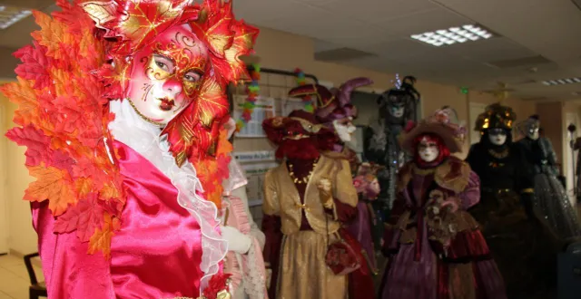 photo  sous ce costume et ce masque, aurore philippeaux, responsable de l’association masques et loups de dives-sur-mer (calvados).  &copy;  ouest-france 