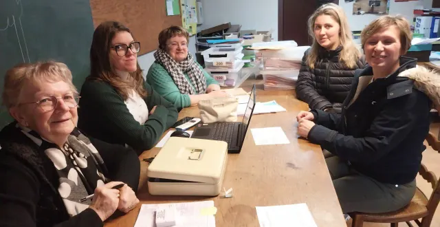 photo  les bénévoles, thérèse, léa et jocelyne et, à droite, corine, de la ferté-macé et sabrina, de bagnoles-de-l’orne-normandie, sont venus prendre des kits, mercredi, afin de préparer leur dépôt de vêtements.  &copy;  ouest-france 