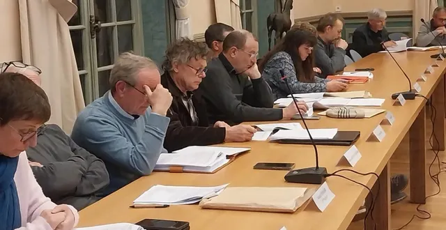 photo  une partie des conseillers municipaux durant leur réunion de jeudi soir.  &copy;  ouest-france 