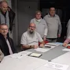 photo le bureau entouré des élus et du commissaire au compte en début de réunion.