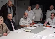 photo  le bureau entouré des élus et du commissaire au compte en début de réunion. 