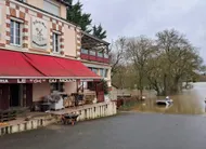 photo  dimanche, la station vigicrue d’ancenis annonçait 5,81 m en loire, de quoi provoquer l’entrée des eaux dans le sous-sol qui sert de salle de jeux à la brasserie du cul-du-moulin, à champtoceaux. juste en face, le vestige du xive siècle du moulin-pendu a de l’eau jusqu’à la partie supérieure de ses deux arches, de quoi susciter la venue de nombreux curieux. 
