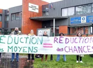 photo  les parents devant le collège public pierre-et-marie-curie, à chemillé. 