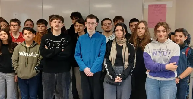 photo  marie-bernadette doizie, à gauche, avec une partie des élèves de la mfr de jallais.  &copy;  ouest-france 