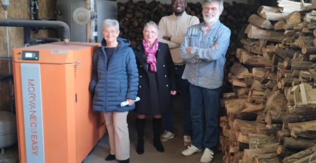 photo  nicole péhu et marie-thérèse delaunay, représentant la ville, nassour yobom, d’alter, et dominique poirier, le propriétaire, à côté de  la nouvelle chaudière à bois.  &copy;  co 
