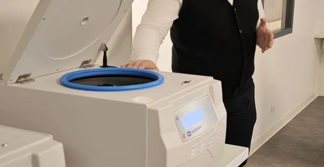 photo  chadi homedan a présenté son équipe et ses équipements lors d’une visite de stephan domingo, directeur dt72 de l’agence régionale de santé (ars).  &copy;  ouest-france 