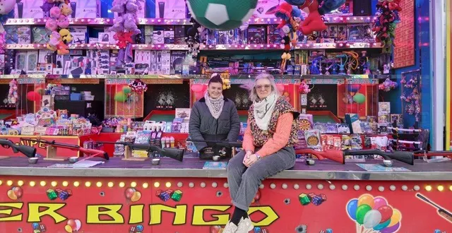 photo  séréna mesme et sa maman, céline, espéraient du monde pour le week-end à la fête foraine.  &copy;  ouest-france 
