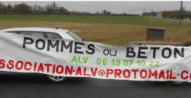 photo  christian béchu (à gauche) et jean claude olivier, de l’association local vivant.  &copy;  ouest france 