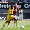 photo  le manceau dame gueye devant le guingampais amine hemia, lors de la première journée de ligue 2, le 9 août 2025. 