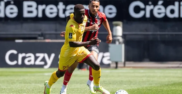 photo  le manceau dame gueye devant le guingampais amine hemia, lors de la première journée de ligue 2, le 9 août 2025.  &copy;  kévin guyot / ouest-france 