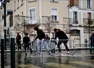 photo  dans des vidéos partagées des dizaines de milliers de fois, les habitants d’angers ont redoublé d’inventivité face aux crues. 