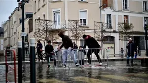 photo  dans des vid�os partag�es des dizaines de milliers de fois, les habitants d’angers ont redoubl� d’inventivit� face aux crues. 