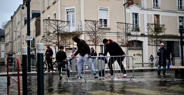 photo  dans des vidéos partagées des dizaines de milliers de fois, les habitants d’angers ont redoublé d’inventivité face aux crues.  &copy;  capture d’écran facebook 